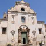 Raggiungiamo ora gli edifici religiosi che precedentemente avevamo trovato chiusi. Il primo � la chiesa di Santa Maria del Suffragio...